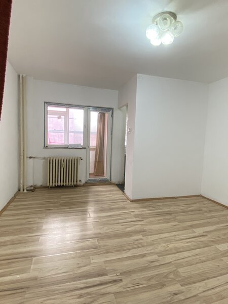 Dristor, Ramnicu Valcea, garsoniera la parter cu balcon