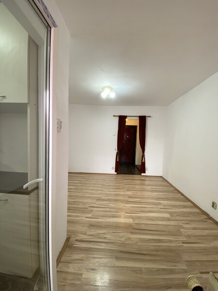 Dristor, Ramnicu Valcea, garsoniera la parter cu balcon