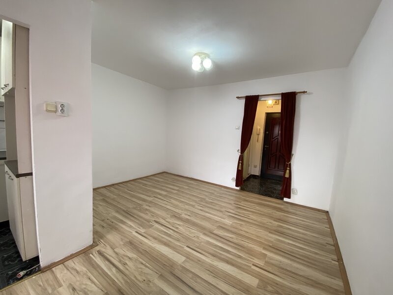 Dristor, Ramnicu Valcea, garsoniera la parter cu balcon